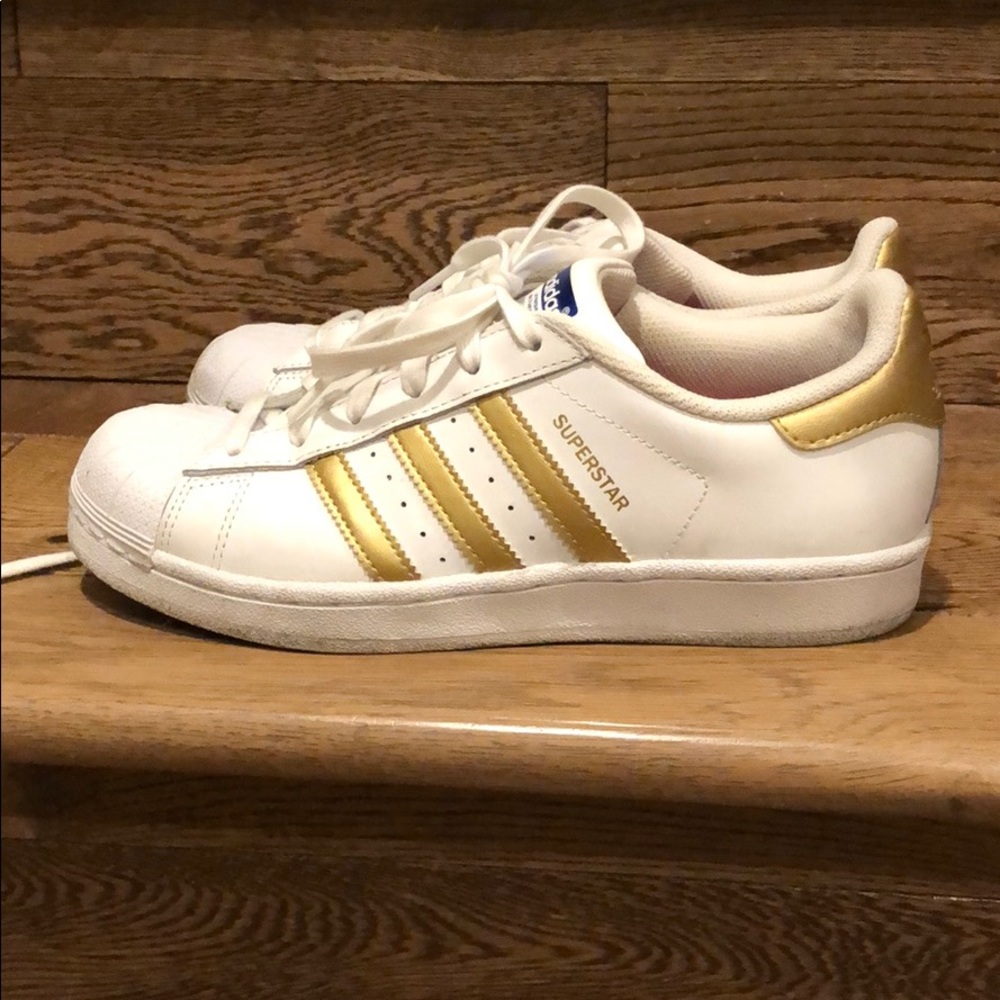 Like New! Wore 2x adidas superstar 👟👟